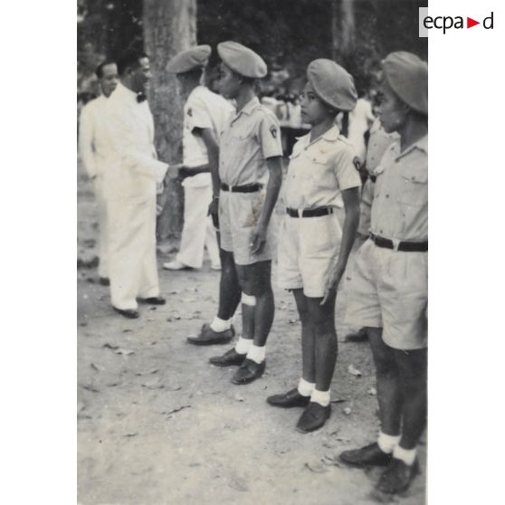 Le président Hoach s'entretient avec un des enfants de troupe.