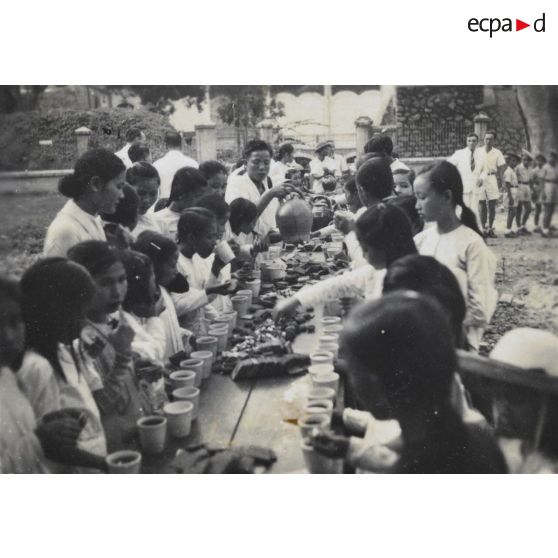 Les enfants prennent avec joie un goûter bien servi.