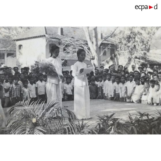 Fête enfantine chez le président. [description provisoire]