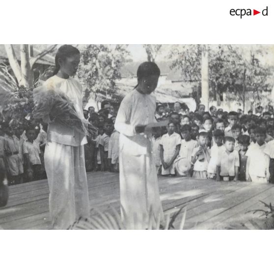 Une femme écolière prononce un discours à l'adresse du président Hoach. [description provisoire]