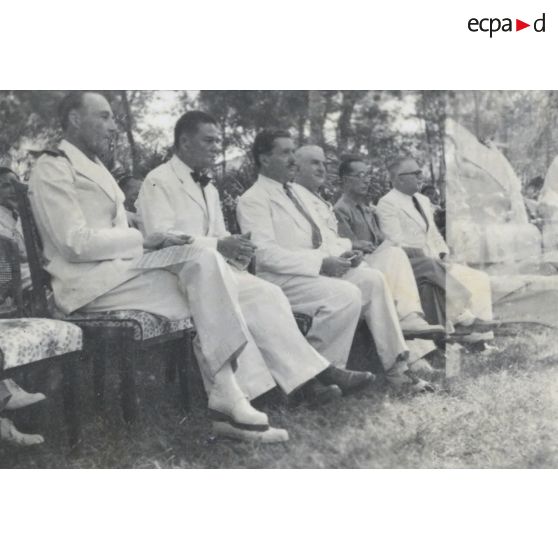 Les officiels pendant le discours. [description provisoire]