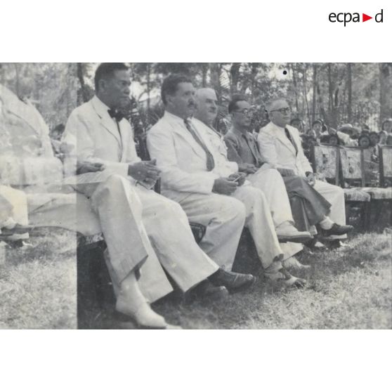 Les officiels pendant le discours. [description provisoire]