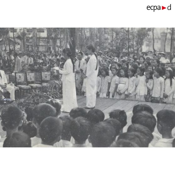 Une femme écolière prononce un discours à l'adresse du président Hoach. [description provisoire]