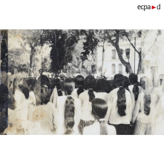 Fête enfantine chez le président. [description provisoire]