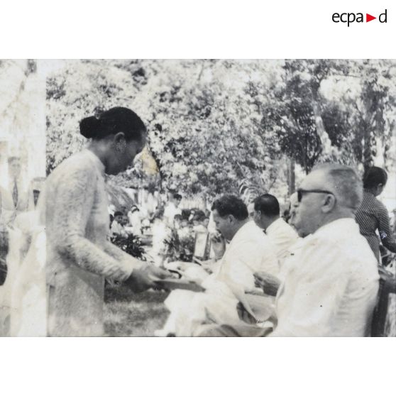 Fête enfantine chez le président. [description provisoire]