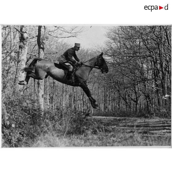 Saumur - avril 1940 Elève officier sur Olivette. [légende d'origine]<br>