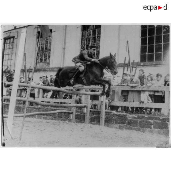 Saumur - Mai 1940 -Concours hippique de fin de cours - 1er sur Olivette. [légende d'origine]<br>
