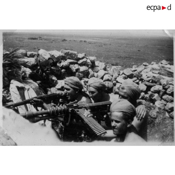 Maroc -1943 Meknes - peloton mitrailleur en manœuvre. [légende d'origine]