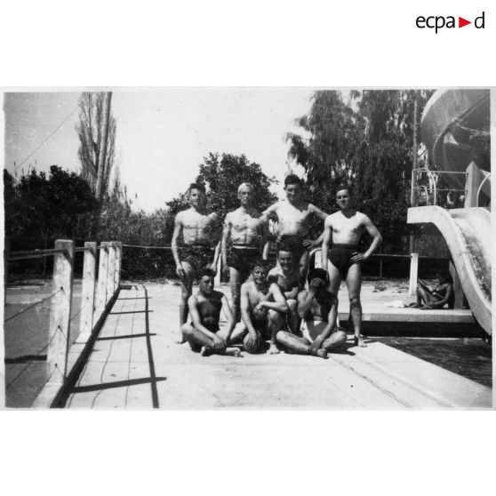 1943 Meknes - Mon peloton du 10e GAPKA - à la piscine. [légende d'origine]