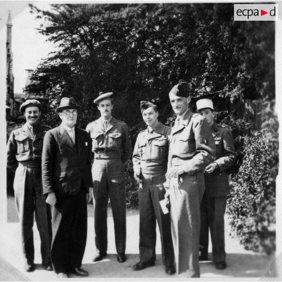 En liaison chez les anglais - 1945. [légende d'origine]