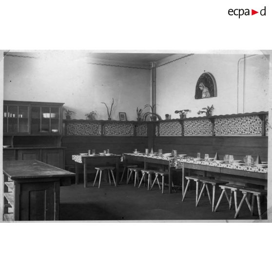 LAMPHEIM - 6e RCA - réfectoire de l'escadron. [légende d'origine]