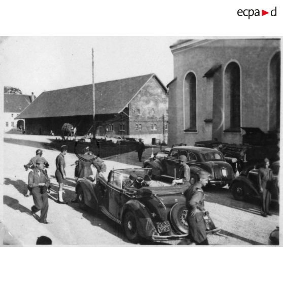 HEGGBACH  septembre 1945 - visite des  Généraux   Monsabert et Schlesser. [légende d'origine]