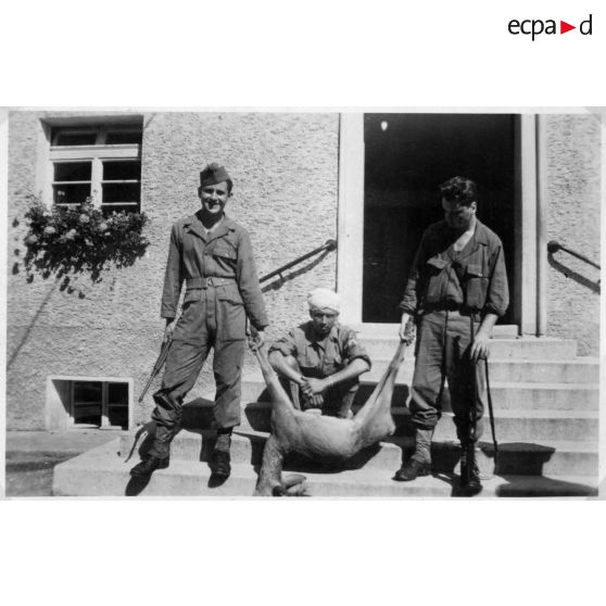 Chef POTIER, BER KAIA et .... on traque un autre gibier. [légende d'origine]