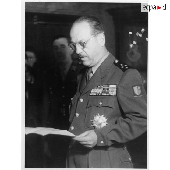 Général BETHOUARD  - en  Autriche  - 1948. (légende d'origine]