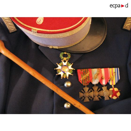 Colonel Ch de Montgrand - Grande tenue,  stick, képi. [légende d'origine]