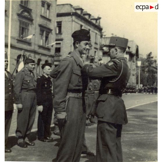 Lieutenant Charles de Montgrand décoré de la légion d'Honneur par le  Général de Vernejoul. [légende d'origine]