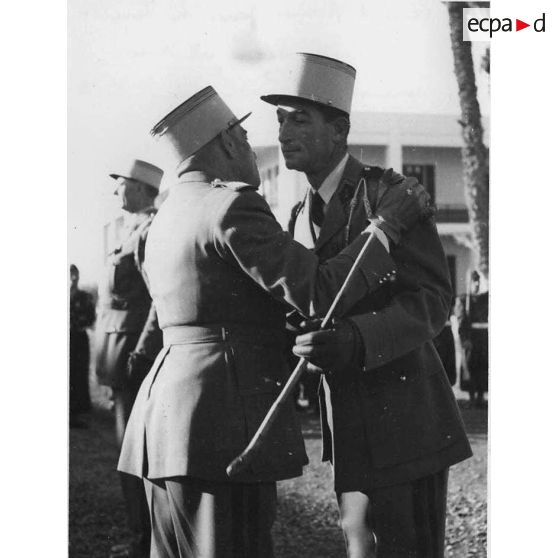 L'accolade du Colonel Barroux. [légende d'origine]