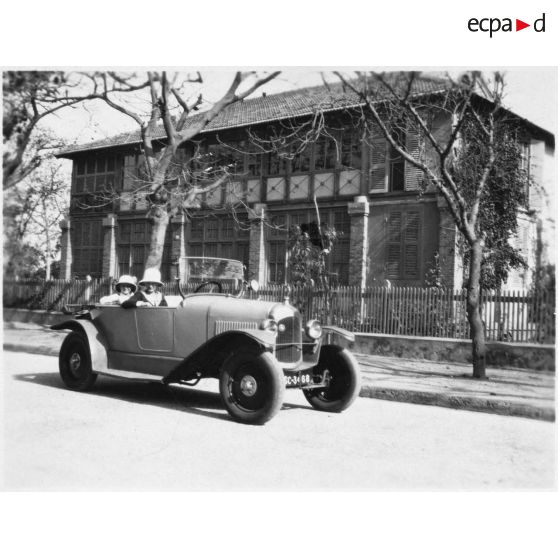 Dakar , 1re maison (ex. Gal Mangin) 1931-32 - Le pavillon vu du boulevard de la Défense. [légende d'origine]<br>