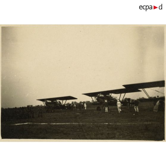 Escadre Vuillemin (les cocottes) : 20 novembre 1933 -Ouakam. [légende d'origine]<br>