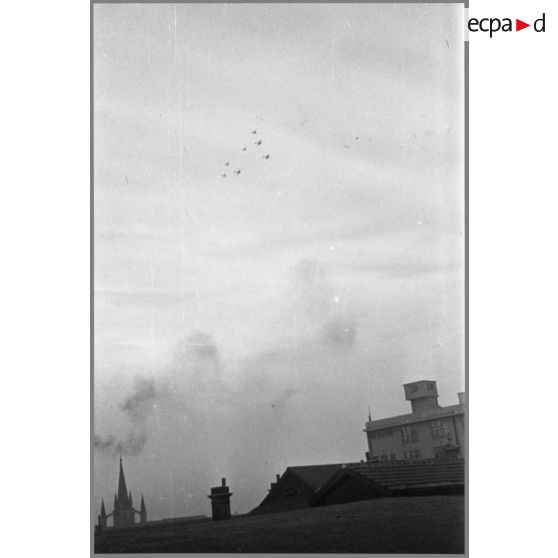 Survol par une escadrille japonaise - Shanghai décembre 39. [légende d'origine]