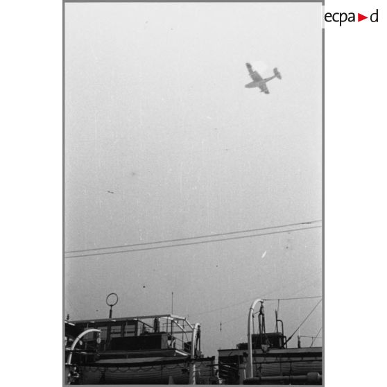 Survol par une escadrille japonaise - Shanghai décembre 39. [légende d'origine]