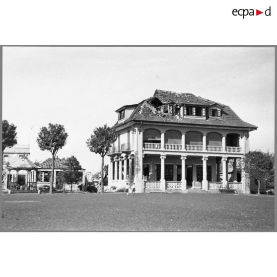 Résidence privée bombardée. [légende d'origine]