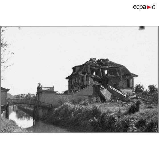Résidence privée bombardée. [légende d'origine]