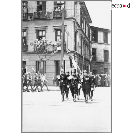 Prise d'arme concession française. [légende d'origine]