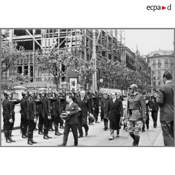 Prise d'arme concession française. [légende d'origine]