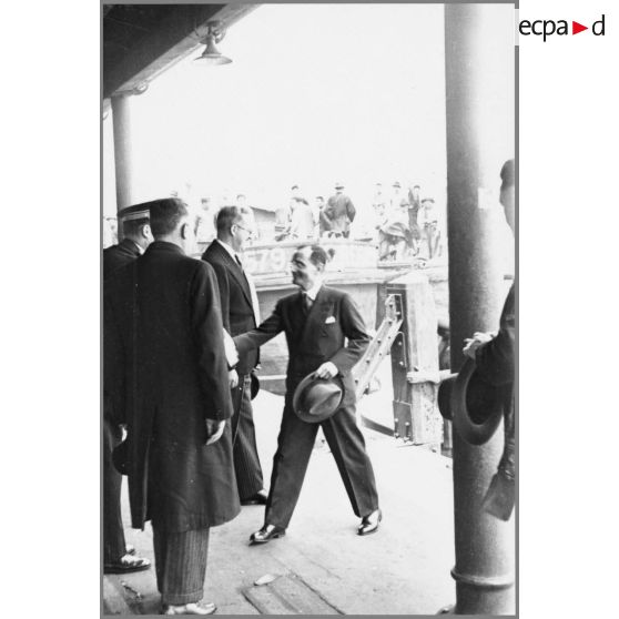 Prise d'arme concession française, accueil de l'ambassadeur. [légende d'origine]