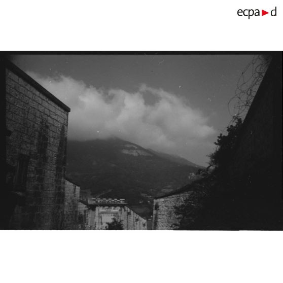 Le Moucherotte surplombe le fort - 1991. [légende d'origine]