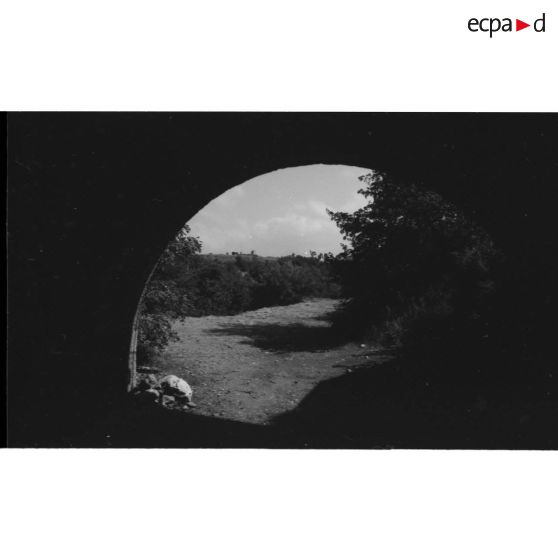 Vue vers le fort de la traverse abri - 1991. [légende d'origine]