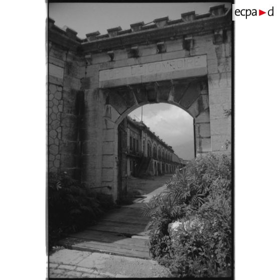 Entrée du fort - 1991. [légende d'origine]