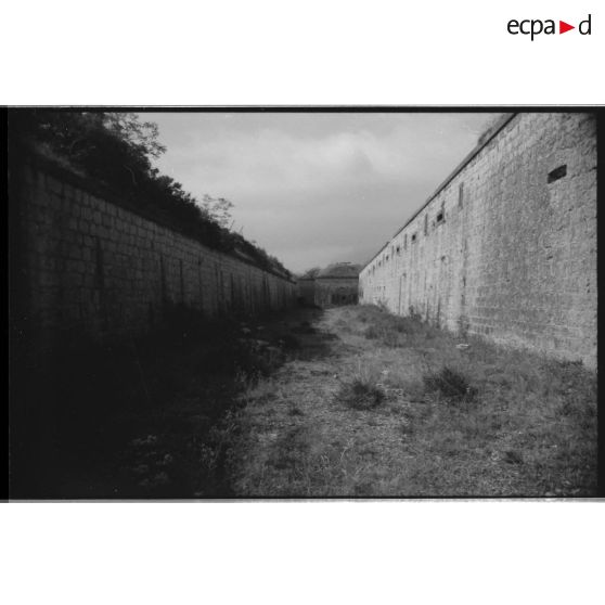 Fossé est et caponnière double - 1991. [légende d'origine]