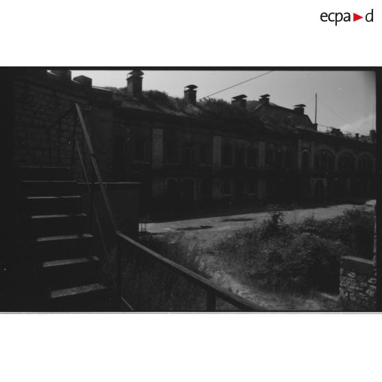 Casernement et magasins nord - 1991. [légende d'origine]