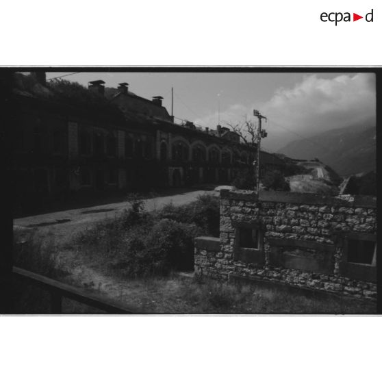 Vue générale de la cour et défenses du flanc ouest - 1991. [légende d'origine]