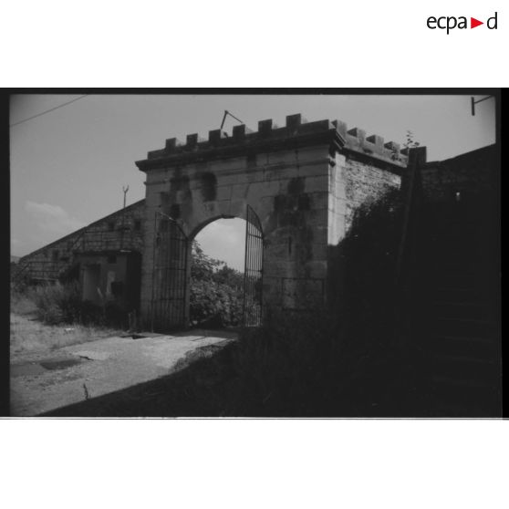 La porte du fort côté intérieur - 1991. [légende d'origine]