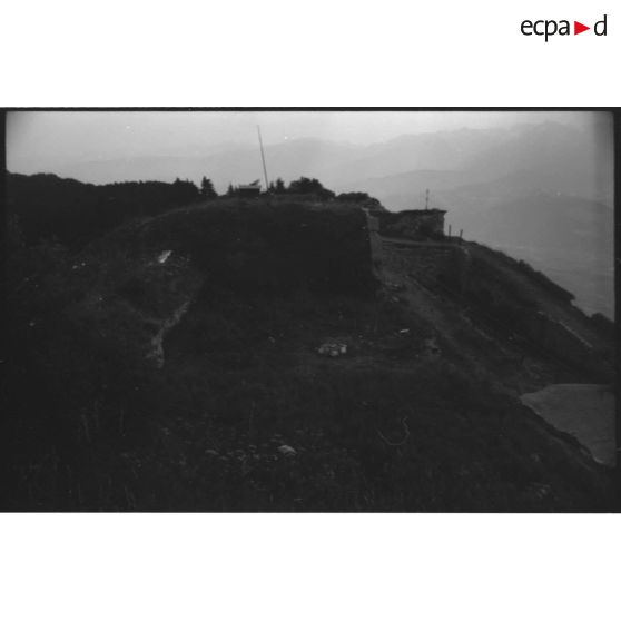Fort du Saint-Eynard. Traverse abri et emplacement de batterie - 1991. [légende d'origine]