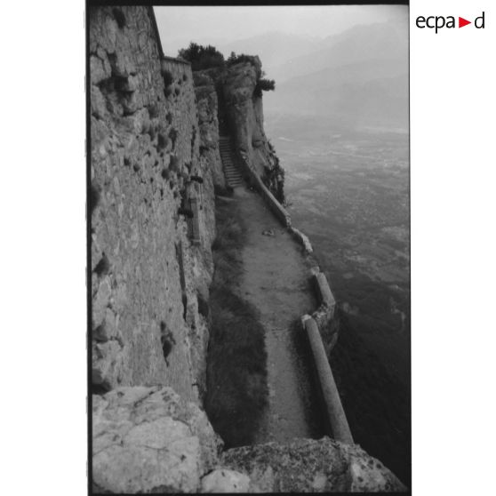 Fort du Saint-Eynard. Chemin d'accès aux batteries extérieures est - 1991. [légende d'origine]