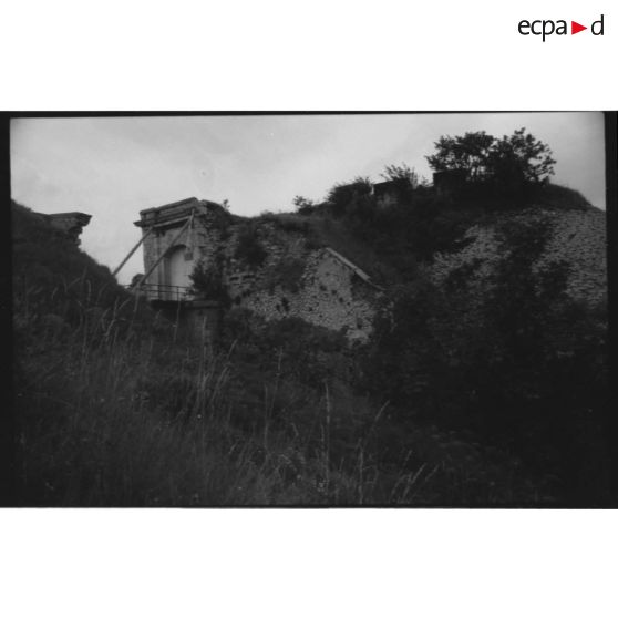 Fort du Saint-Eynard. L'entrée du fort. L'ensemble est retenu par des contrefiches ! -  1991. [légende d'origine]