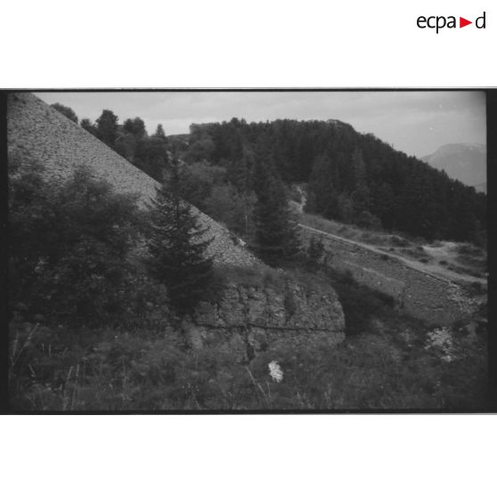 Fort du Saint-Eynard. Escarpe et contre-escarpe nord - 1991. [légende d'origine]