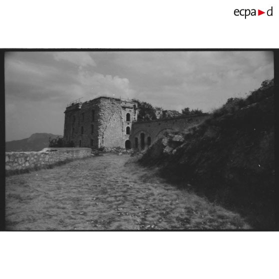 Fort du Saint-Eynard. Bâtiment des officiers - 1991. [légende d'origine]