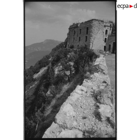 Fort du Saint-Eynard. L'à-pic devant le bâtiment des officiers - 1991. [légende d'origine]