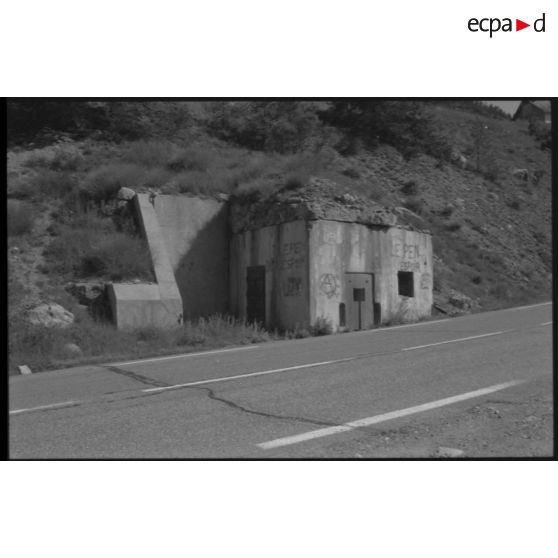 Barrage rapide du Montgenèvre. Le blockhaus vu côté français - 1992. [légende d'origine]