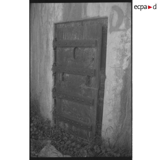 Barrage rapide du Montgenèvre. La porte blindée et ses créneaux - 1992. [légende d'origine]