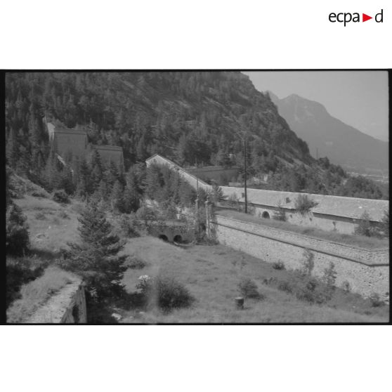 Briançon, communication "Y". Le flanc est vu du nord - 1996. [légende d'origine]