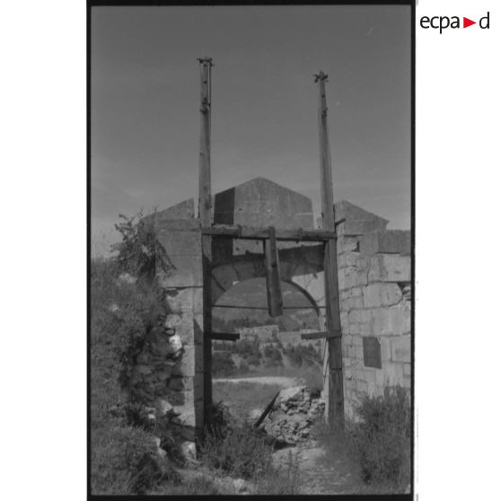 Fort Dauphin. Arrière de l'entrée et du pont-levis à bascule - 1992. [légende d'origine]