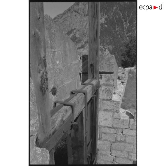 Fort Dauphin. Détail du pont-levis - 1992. [légende d'origine]