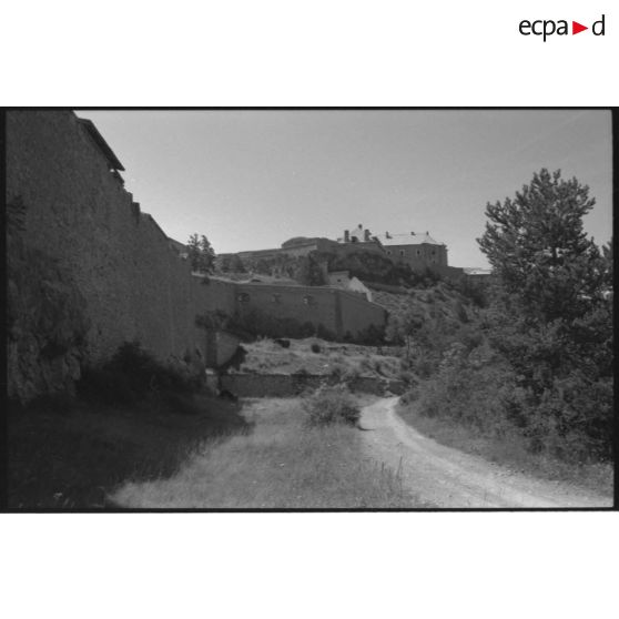 Fort des Trois Têtes. La piste menant au pont d'Asfeld - 1992. [légende d'origine]