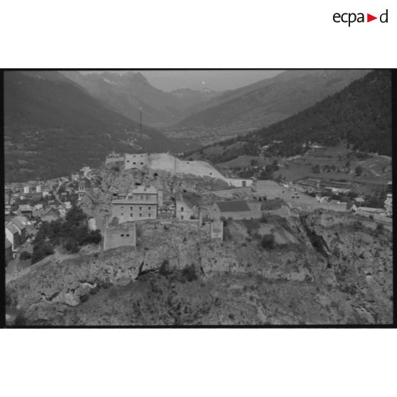 Briançon. Flanc est de la citadelle - 1992. [légende d'origine]